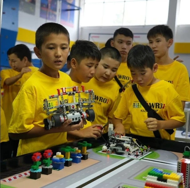 Standard.kz - Роботы-спасатели и экоаул: названы лучшие робототехники Казахстана